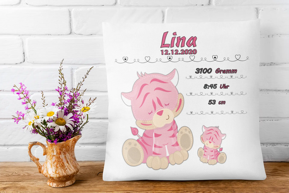Zierkissen zur Geburt in Rosa mit zwei Fantasietieren und liebevollen Details – mit Angaben zu Gewicht, Größe und Uhrzeit.