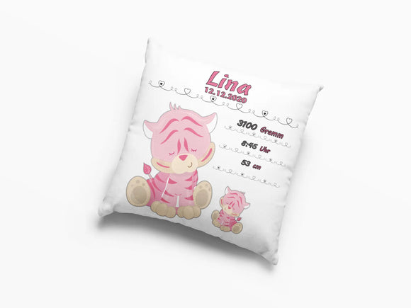 Baby-Kissen für Mädchen mit schlafendem Fantasietier und Geburtsinfos – liebevoll illustriert mit rosa Farbverlauf und Herzchen.