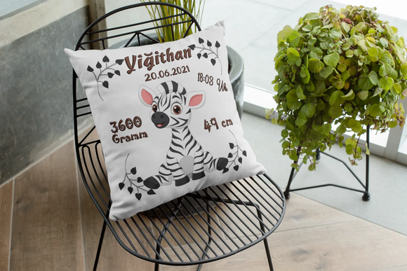Kuschelkissen zur Geburt mit schwarz-weißem Zebra auf weißem Hintergrund – mit Daten zu Gewicht, Größe, Uhrzeit und Datum.