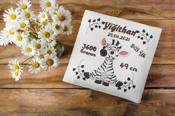 Individuelles Geburtskissen mit niedlichem Zebra in Comicstil – Babygeschenk mit verspieltem Design und brauner Schrift.