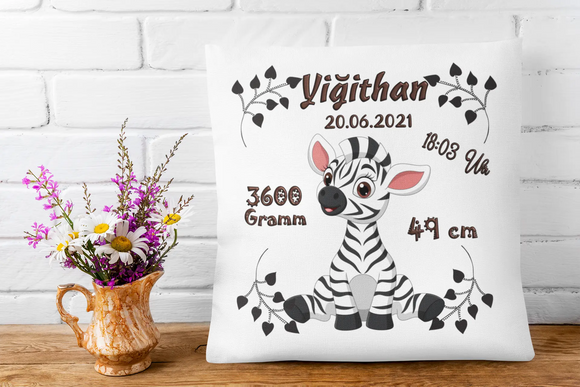 Zierkissen für Neugeborene mit Zebra und modernen Ranken-Elementen – Geburtsdetails in auffälliger Typografie integriert.