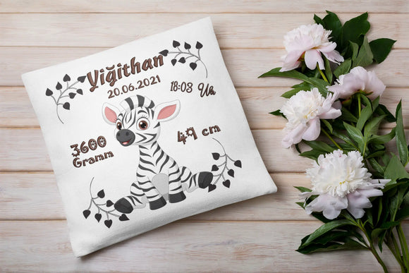 Baby-Erinnerungskissen mit lächelndem Zebra, brauner Aufschrift und floralen Details – für Jungen oder Mädchen geeignet.