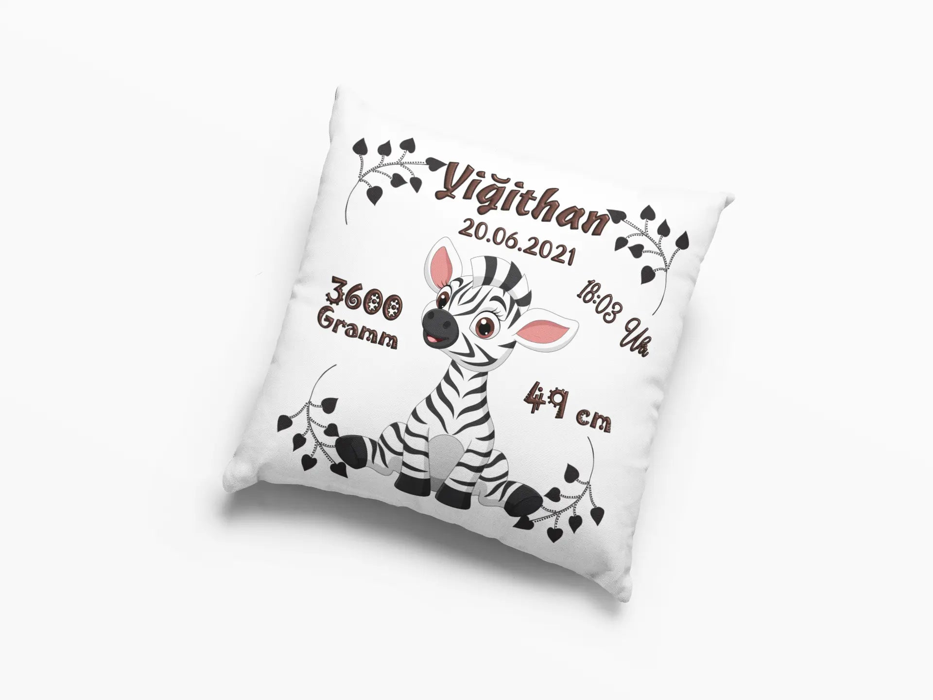 Handgefertigtes Kissen mit Tiermotiv und Geburtsdaten als liebevolles Erinnerungsstück – Zebra im Mittelpunkt des kindgerechten Designs.