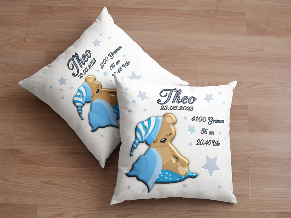 Weißes Kissen zur Geburt mit süßem schlafenden Teddybär und blauer Decke – personalisierbar mit Baby-Daten