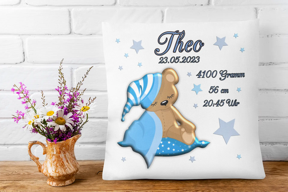 Personalisiertes Kissen mit schlafendem Bären, blauer Schlafmütze und Sternenhintergrund – ideale Erinnerung zur Geburt