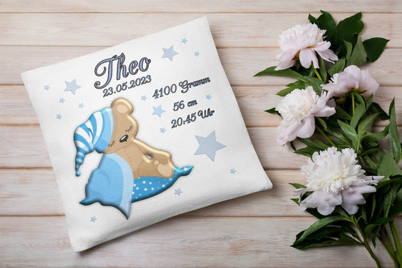 Individuelles Babykissen mit süßem Teddy in Blau und Platz für Geburtsinformationen – handgemachtes Geschenk