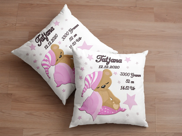 Babykissen mit niedlichem Bären und Sternenhimmel in Rosa – sanftes Design mit träumendem Kuschelbären und personalisierbaren Babywerten.