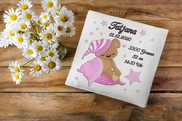 Kuschelkissen zur Geburt mit Teddybär in pinker Nachtmütze – schönes Geschenk zur Geburt, mit Sternen, Decke und liebevoller Gestaltung.