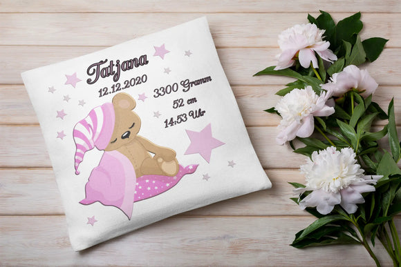 Weiches Babykissen mit rosa Akzenten und Schlafbär – emotionales Erinnerungsstück mit Gewicht, Größe und Geburtszeit.