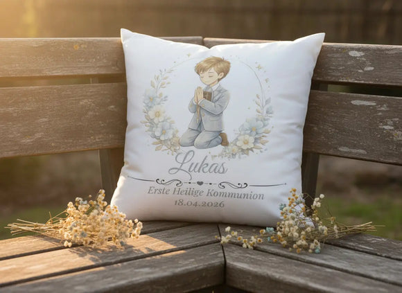 Personalisiertes Kommunions Geschenk – Erstkommunion Kissen mit Jungen im Gebet und Blumenkranz