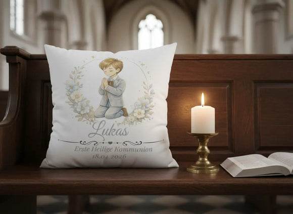 Geschenk zur Kommunion Junge personalisiert – Kissen mit betendem Jungen und Blumen