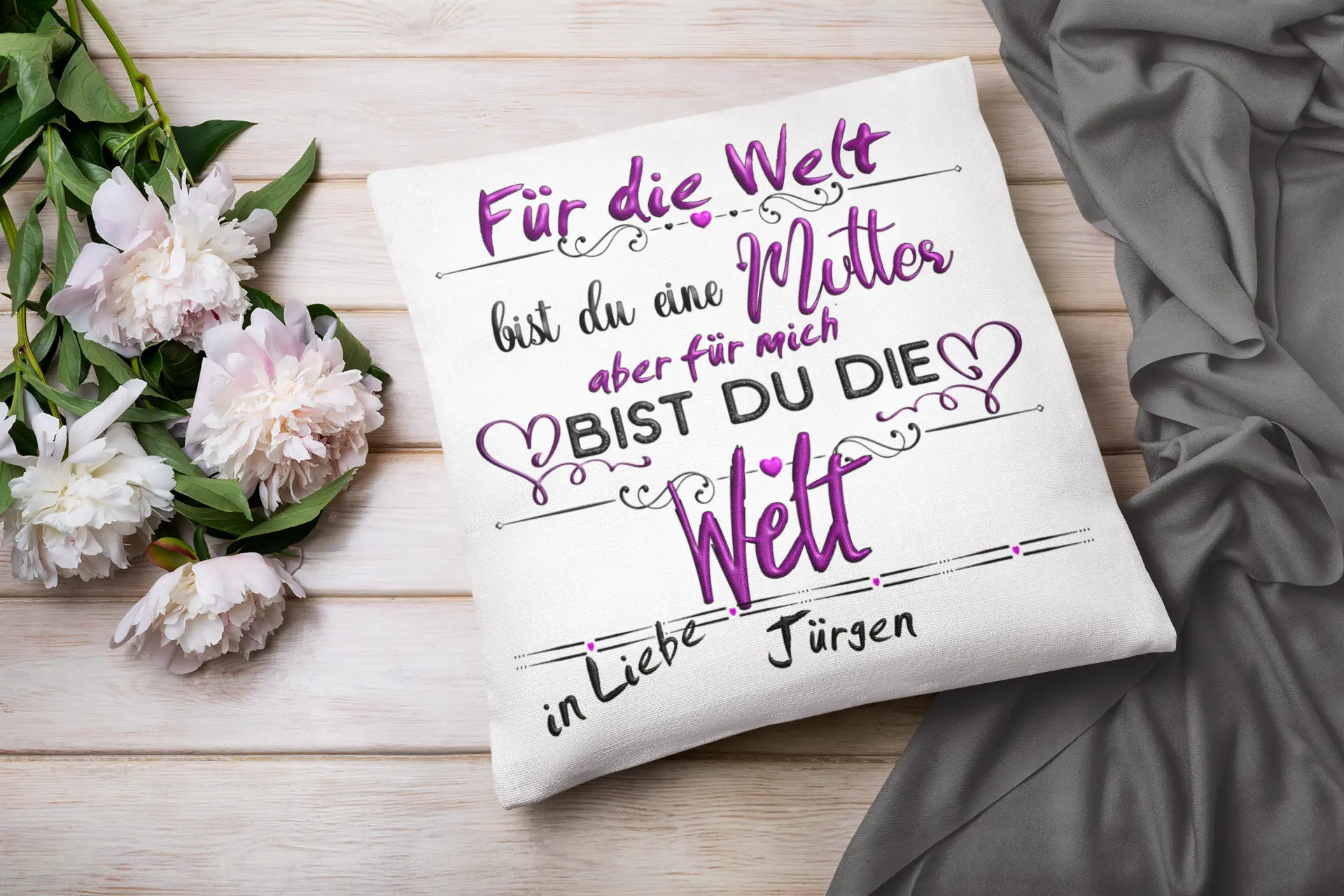 Kissen mit Spruch für Mama und Namen, modernes Handlettering in Lila auf weißem Bezug