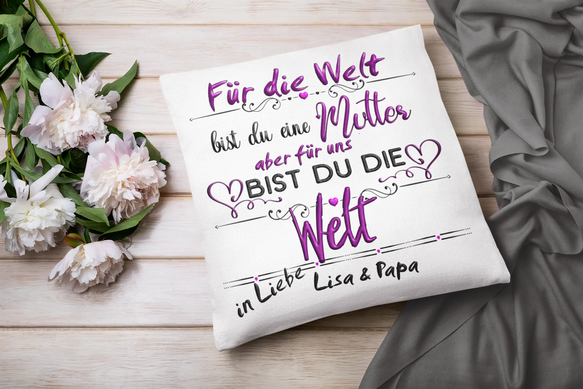Muttertagsgeschenk: personalisiertes Mama Kissen mit Herzen, lila Schrift und eigener Widmung