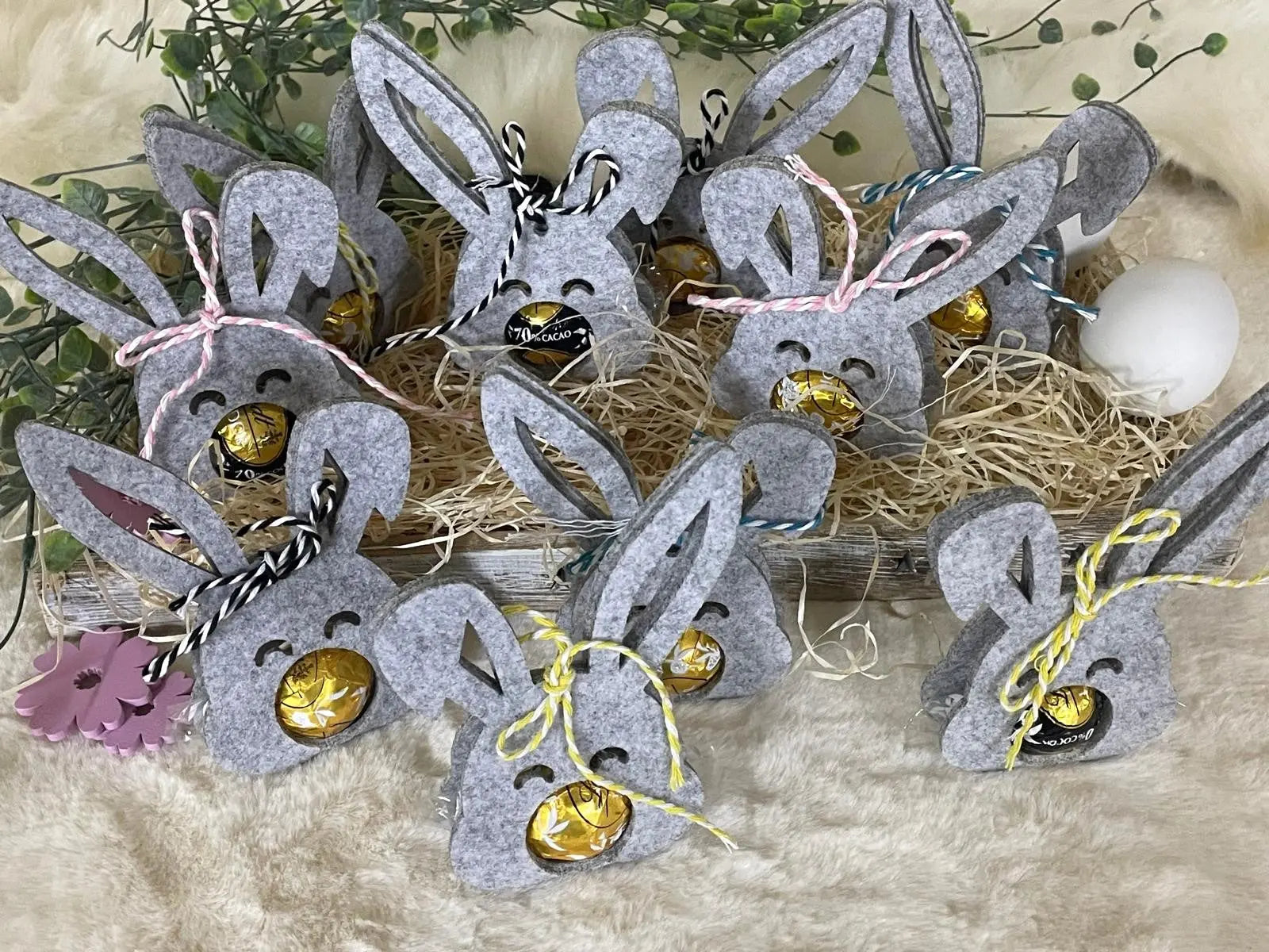 Kleines Ostergeschenk – Filzhasen mit Schleife & Pralinenausschnitt
