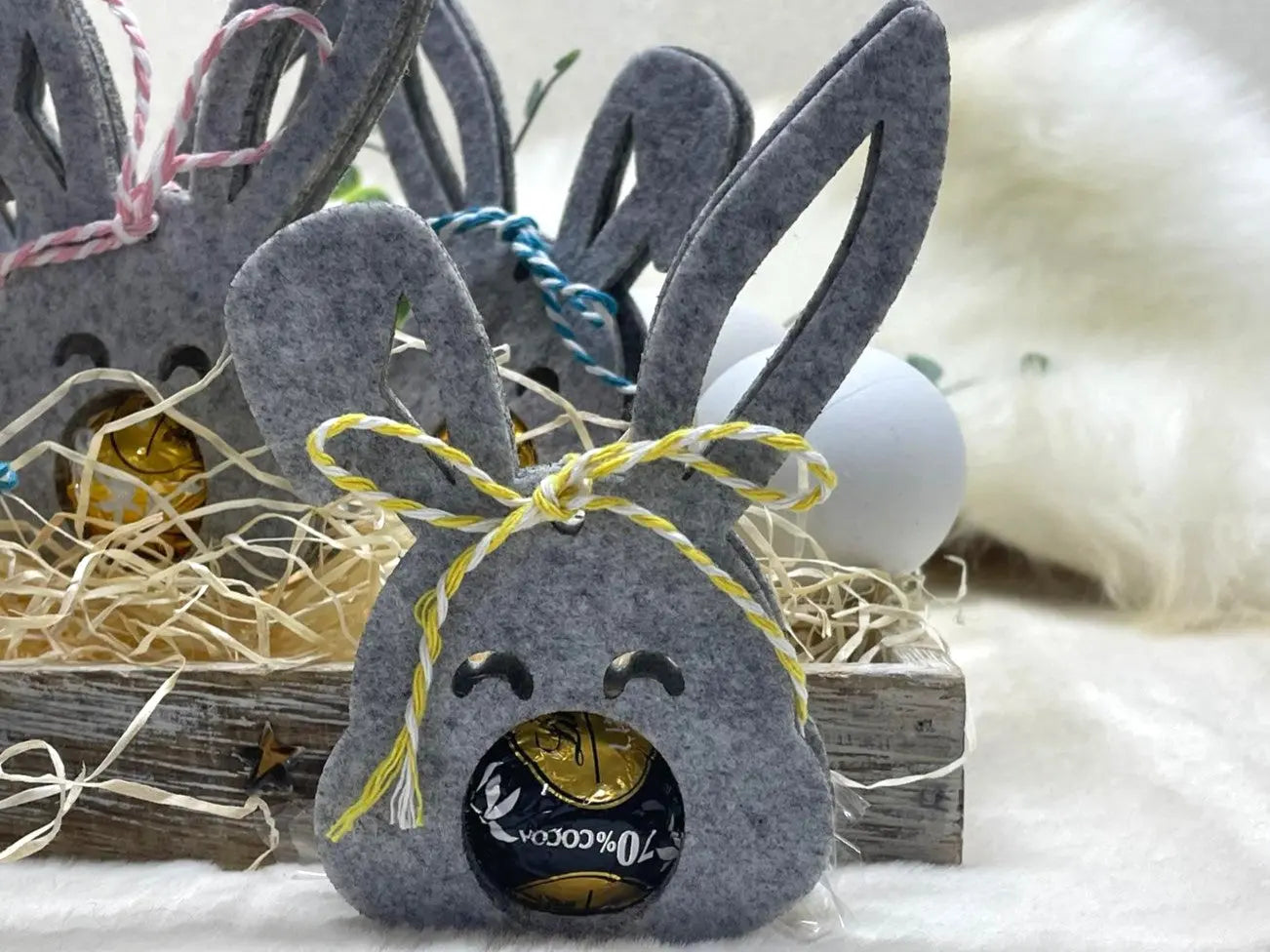 Aufstellbare Osterhasen mit bunter Kordel – Geschenkidee zu Ostern