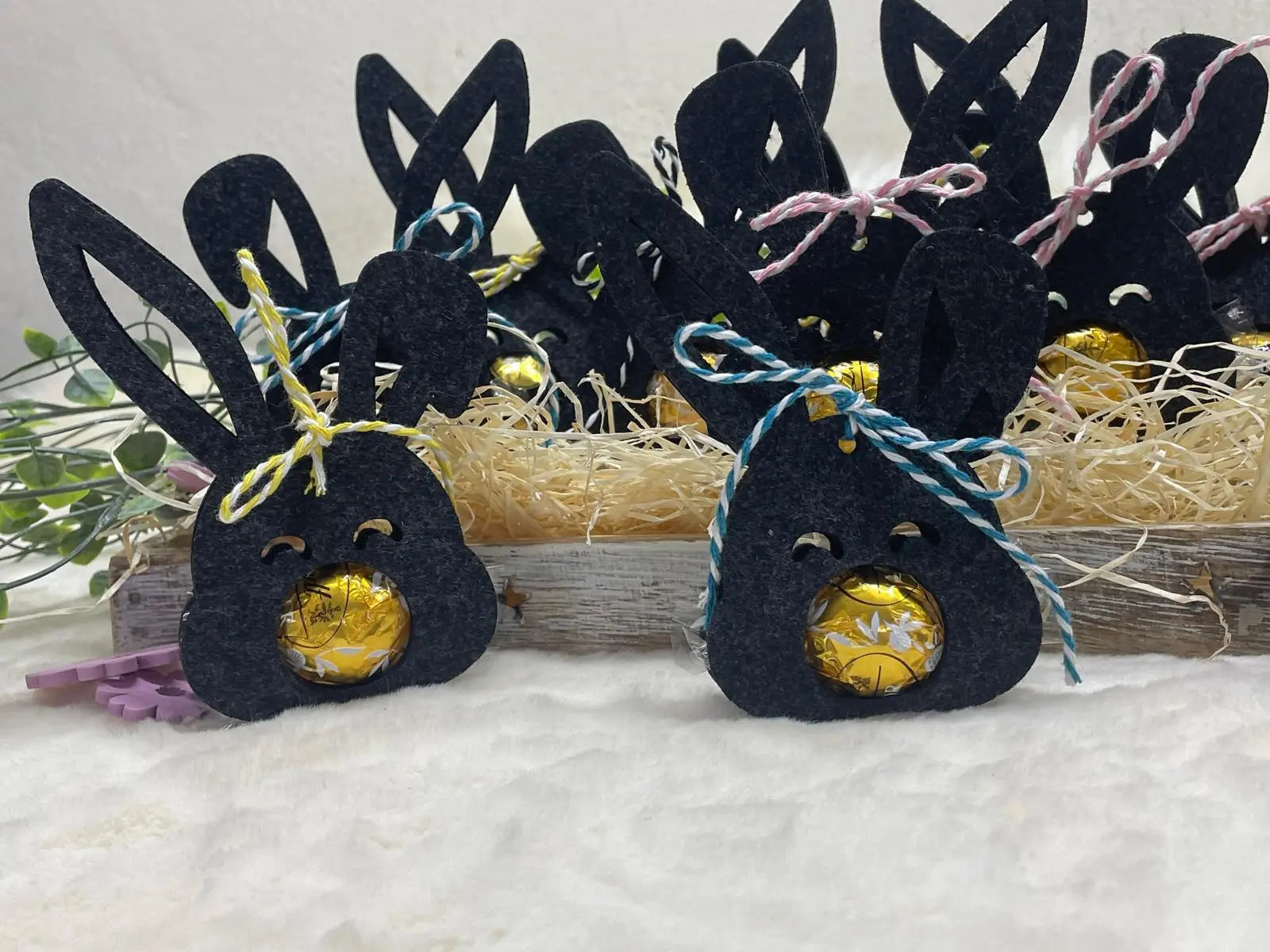 Filz-Osterhase als Tischdeko mit Schleife und Schokoladenhalter