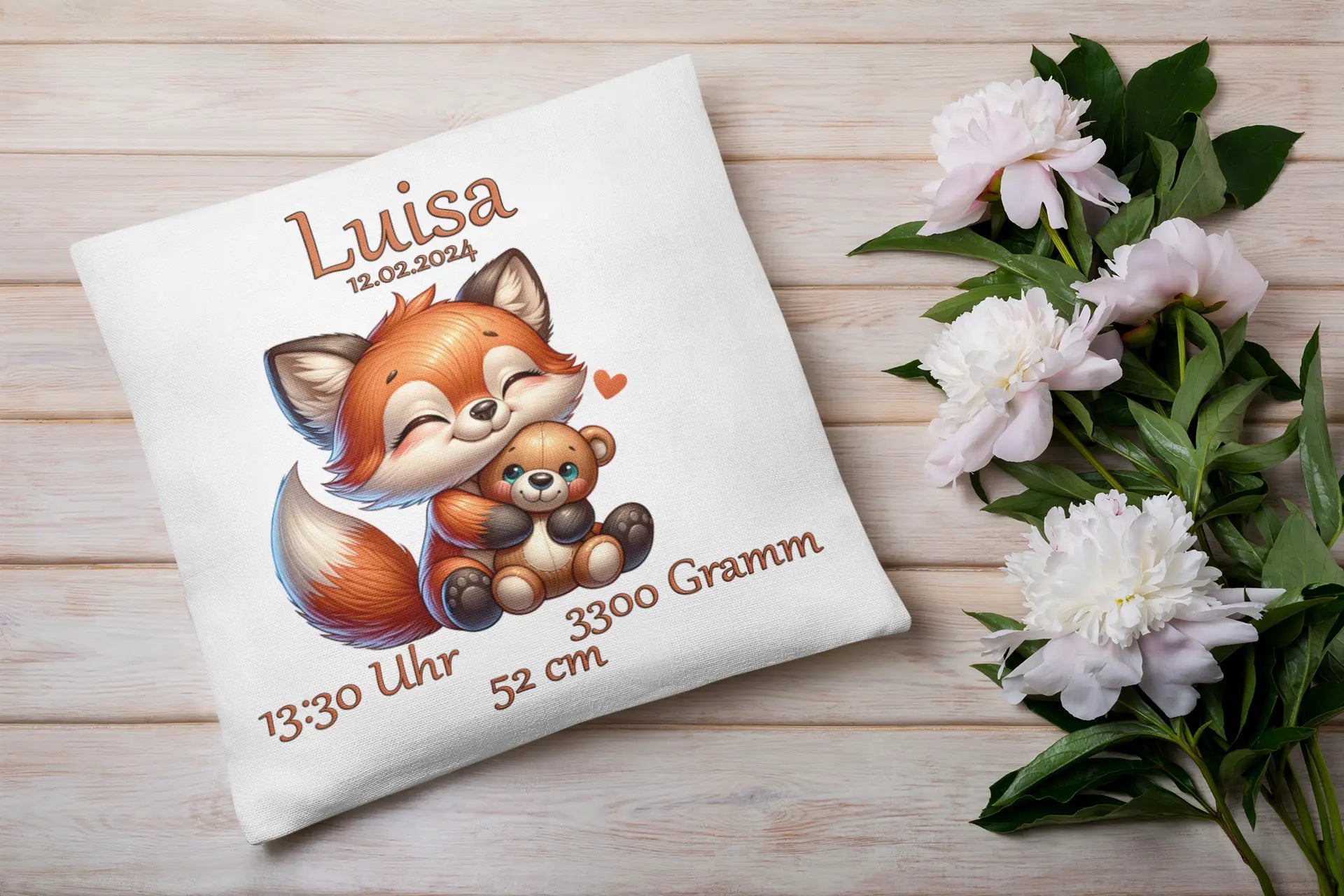 Kuschelkissen zur Geburt mit rotem Fuchs und Plüschtier – liebevoll gestaltetes Fuchsmotiv mit Herzsymbol, umgeben von Gewicht, Größe, Uhrzeit und Geburtsdatum.