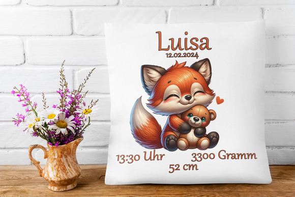Baby-Kissen mit Fuchs und Teddybär als Tierfreunde – verspieltes Design mit niedlichem Fuchs und Bär, personalisiert mit typischen Geburtsangaben.
