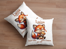 Zierkissen zur Erinnerung an die Geburt mit Fuchsillustration – sitzender Fuchs mit weichem Spielzeug und liebevoll platzierter Uhrzeit, Größe und Gewicht.