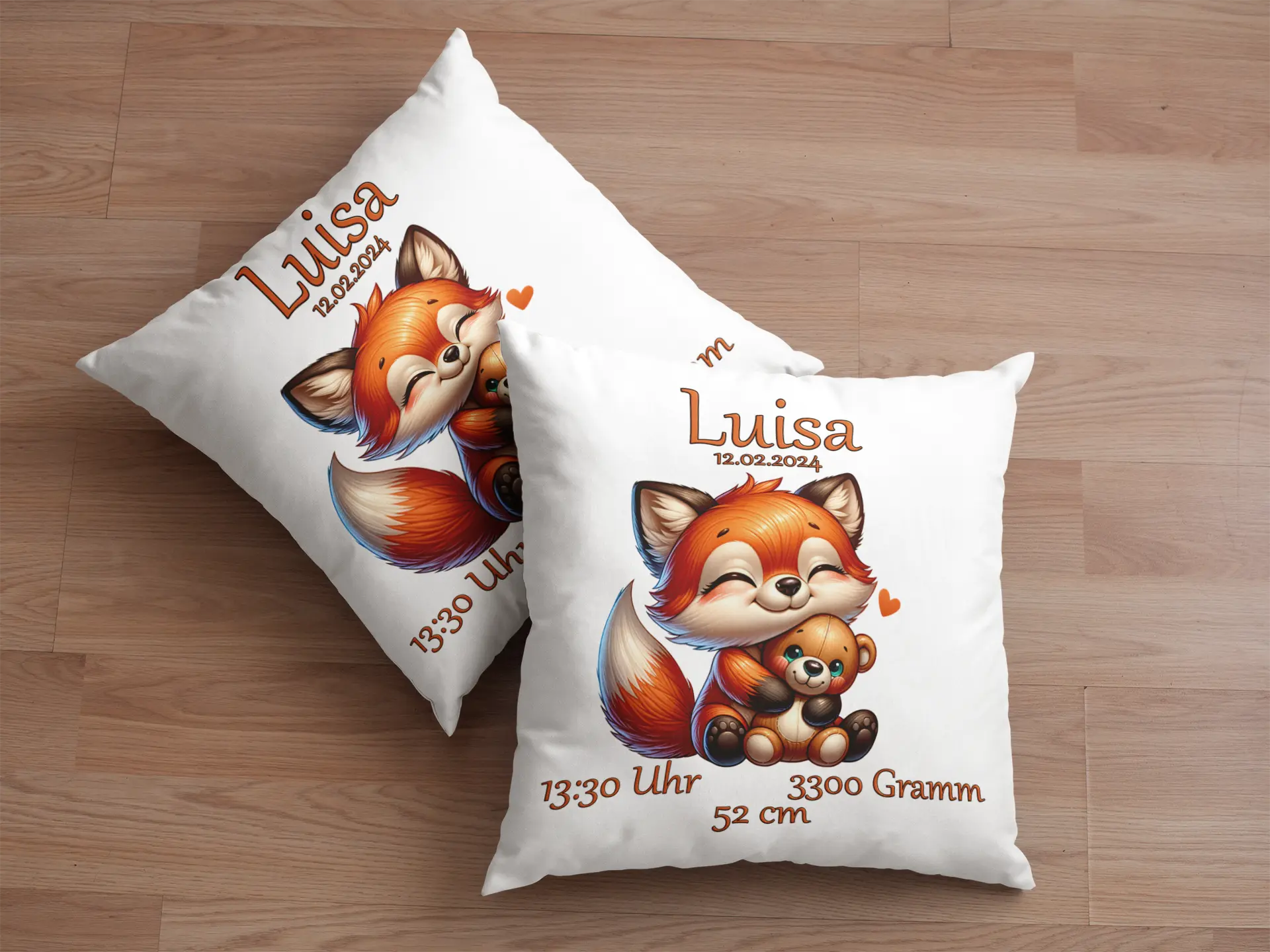 Zierkissen zur Erinnerung an die Geburt mit Fuchsillustration – sitzender Fuchs mit weichem Spielzeug und liebevoll platzierter Uhrzeit, Größe und Gewicht.