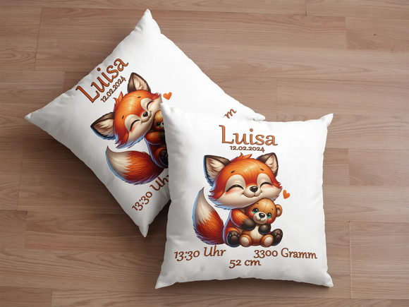 Zierkissen zur Erinnerung an die Geburt mit Fuchsillustration – sitzender Fuchs mit weichem Spielzeug und liebevoll platzierter Uhrzeit, Größe und Gewicht.