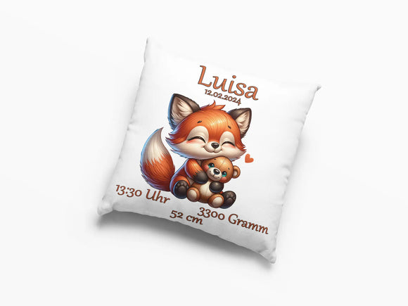 Weiches Geburtskissen mit Fuchs und Teddy als Motiv – modernes Tierdesign in warmen Farbtönen, ergänzt durch individuelle Geburtsinformationen.