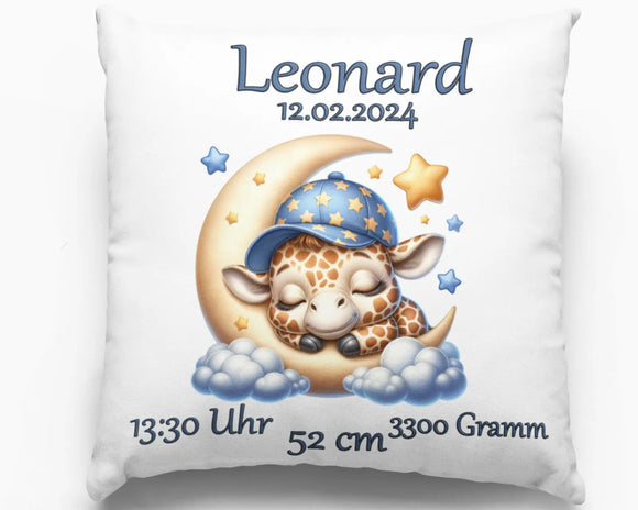 Geburtskissen mit Giraffenbaby auf Halbmond – niedliche schlafende Giraffe mit Sternenmütze liegt auf einem goldenen Mond, umgeben von Wolken und Geburtsdaten.