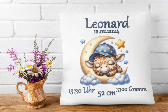 Kuschelkissen zur Geburt mit Giraffe und Sternen – verträumtes Motiv mit Baby-Giraffe in Schlafmütze auf dem Mond, ergänzt durch Uhrzeit, Größe, Gewicht und Datum.