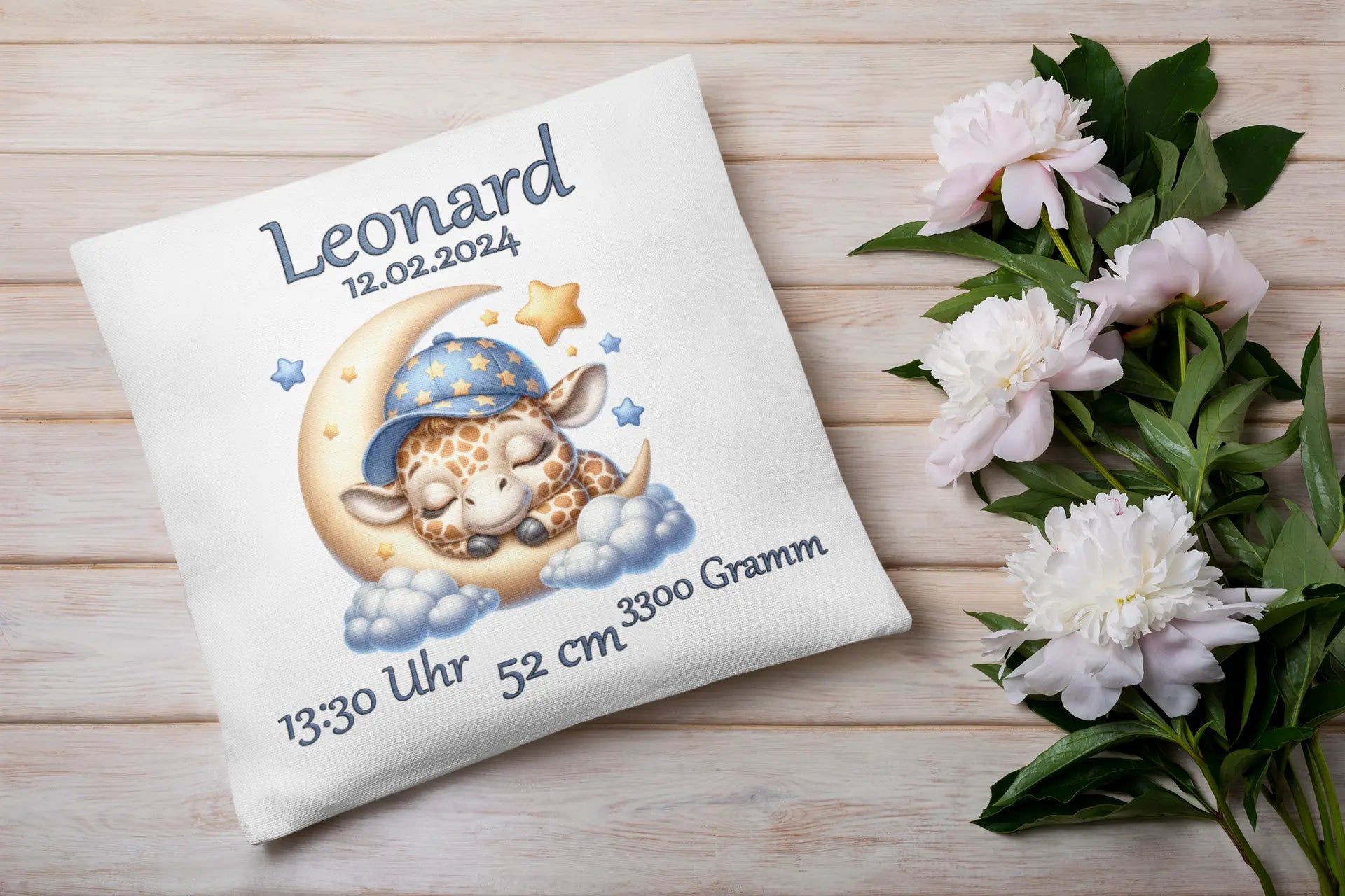Baby-Kissen mit Giraffe, Mondsichel und Nachtdeko – liebevoll gestaltetes Design mit schlafender Giraffe, Sternen und weichen Wolken auf weißem Hintergrund.