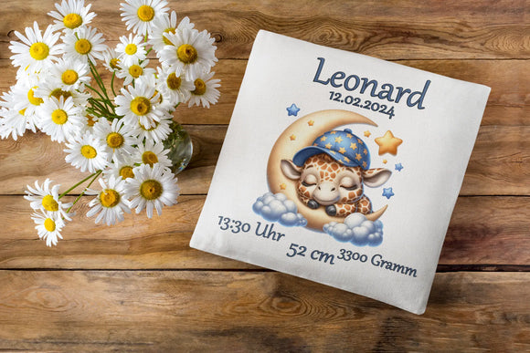 Geschenkidee zur Geburt mit Giraffe im Schlaf – fantasievolles Kissen mit Giraffenbaby auf einer Mondsichel, dekoriert mit Sternen, Daten und blauen Farbakzenten.