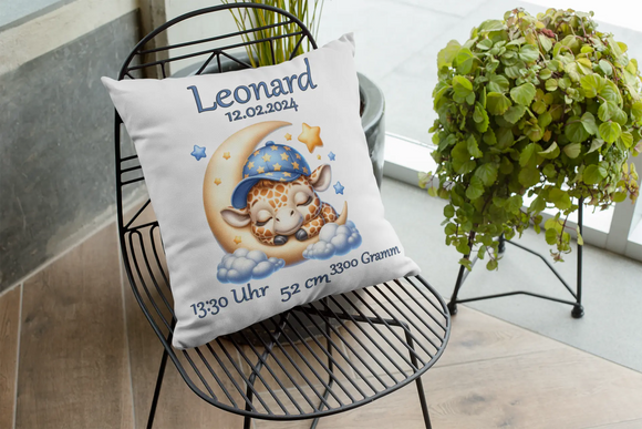 Personalisierbares Kissen mit Giraffenbaby im Nachthimmel – Tiermotiv mit beruhigendem Design, kombiniert mit den wichtigsten Angaben zur Geburt.