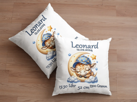 Erinnerungskissen mit Giraffe, Sternenmütze und Mondlandschaft – schlafende Giraffe auf einem Halbmond inmitten kleiner Sterne und weicher Wolken, ergänzt durch Geburtswerte.