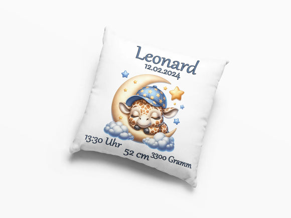 Zierkissen zur Geburt mit Giraffenmotiv im Schlafdesign – modernes Geburtskissen mit Giraffenbaby und Himmelsdetails für eine liebevolle Erinnerung.