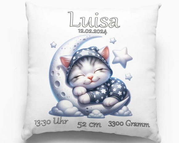 Geburtskissen mit schlafender Katze auf Mondsichel – niedliches Kätzchen in Sternen-Schlafanzug kuschelt sich auf eine Mondsichel, umgeben von Wolken und Sternen sowie Geburtsdaten.