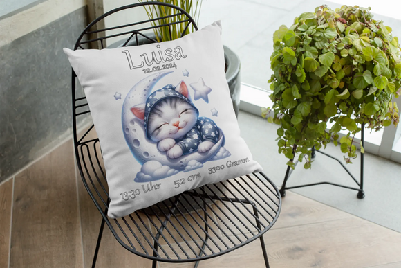Kuschelkissen zur Geburt mit Katzenbaby im Schlafanzug – liebevoll gestaltetes Design mit schlafender Katze auf dem Mond, ergänzt durch Uhrzeit, Gewicht, Größe und Datum.