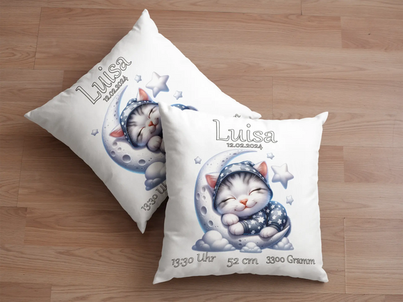 Baby-Kissen mit Miezekatze auf dem Mond und Sternenhimmel – zartes Motiv mit grauer Katze in Schlafkleidung, eingebettet in eine traumhafte Himmelskulisse.