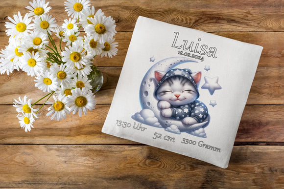 Geschenkidee zur Geburt mit Katze auf Mond und Sternen – flauschige Katze mit Kapuze schläft friedlich auf einer Mondsichel, begleitet von den wichtigsten Geburtsinformationen.