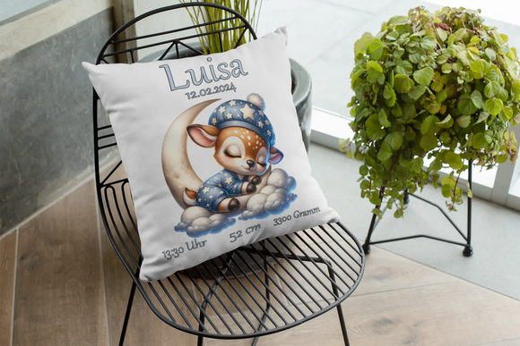 Kuschelkissen zur Geburt mit Rehkitz und Himmelsmotiv – liebevoll gestaltetes Tierdesign mit Rehkitz in Schlafmütze auf einem Mondbett, ergänzt durch Gewicht, Größe, Uhrzeit und Geburtsdatum.