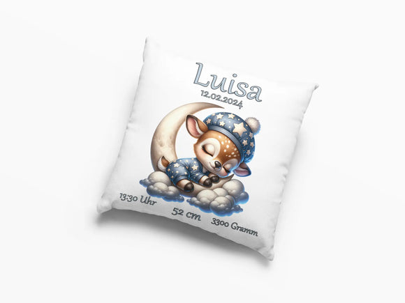 Geschenkidee zur Geburt mit Rehkitz im Schlafanzug auf dem Mond – ruhiges Design mit Rehkitz in Blau und dekorativen Geburtswerten auf weißem Hintergrund.