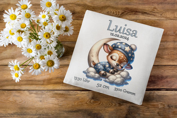 Personalisierbares Kissen mit Tierbaby auf Mondsichel – zartes Himmelsmotiv mit einem schlafenden Rehkitz und typischen Geburtsinformationen darunter.