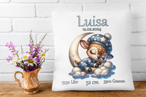 Erinnerungskissen zur Geburt mit Reh und Sternenschlafanzug – liebevolles Kissen mit kuscheligem Reh, Mondsichel und sanften Wolken als traumhafte Kulisse.