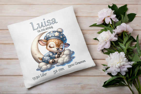 Zierkissen zur Geburt mit schlafendem Rehkitz und Nachtmotiv – modernes Babykissen mit verträumtem Design, ergänzt durch Uhrzeit, Größe und Gewicht in eleganter Schrift.