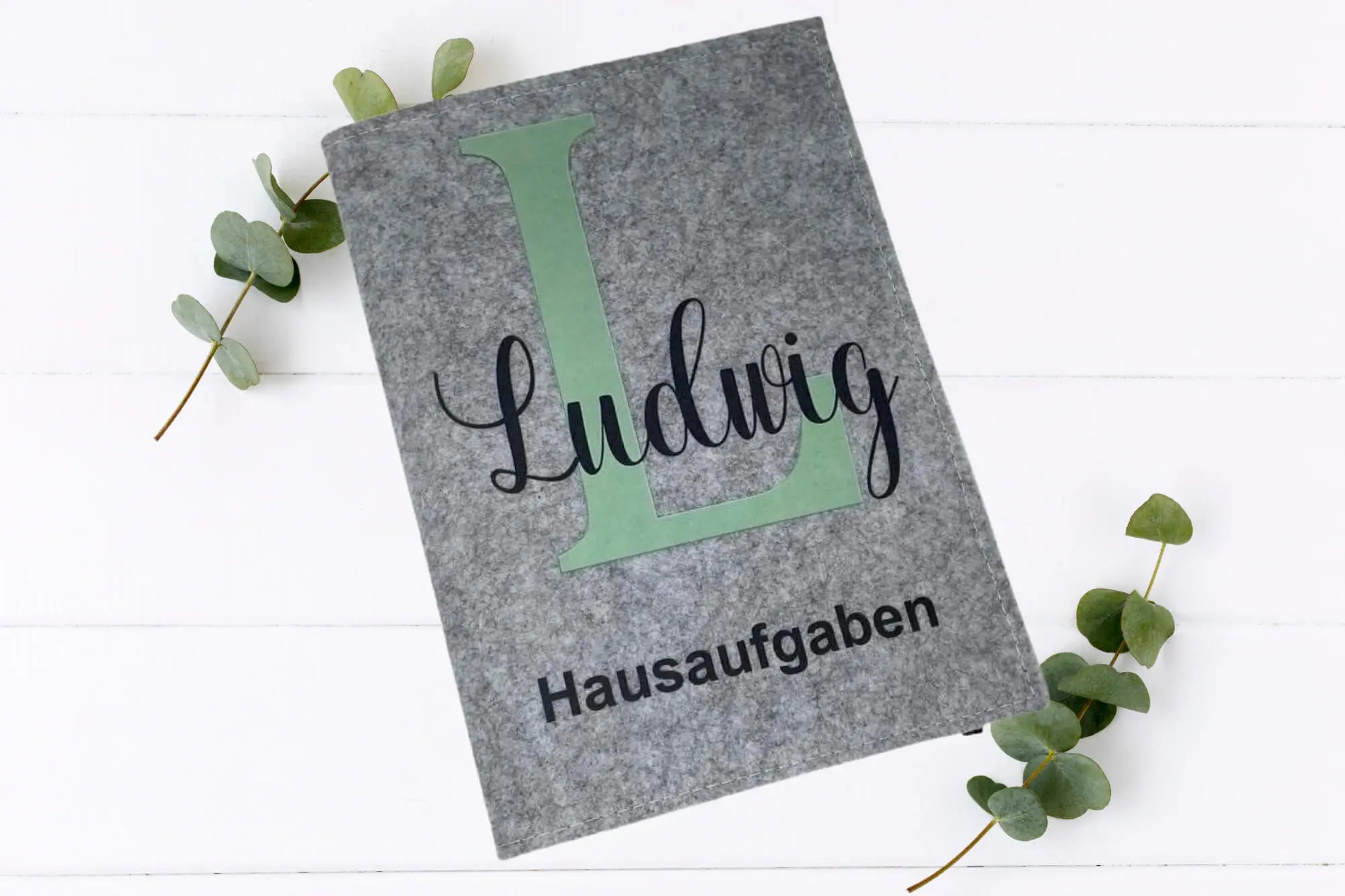 Hellgraue Hausaufgabenhülle für Jungen mit mintfarbenem Buchstaben