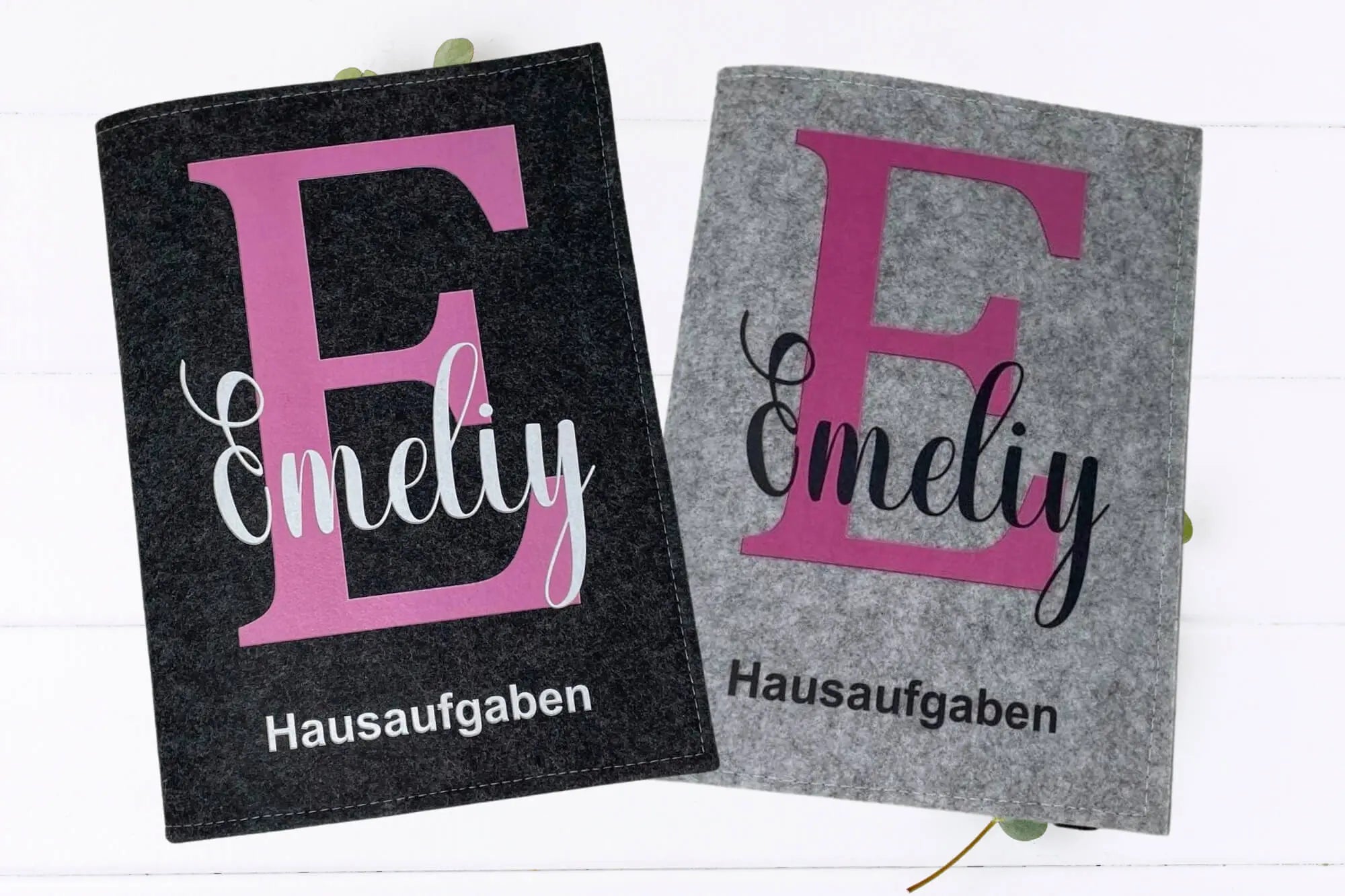 Filzumschläge mit großem violetten Anfangsbuchstaben und Aufschrift „Hausaufgaben“.