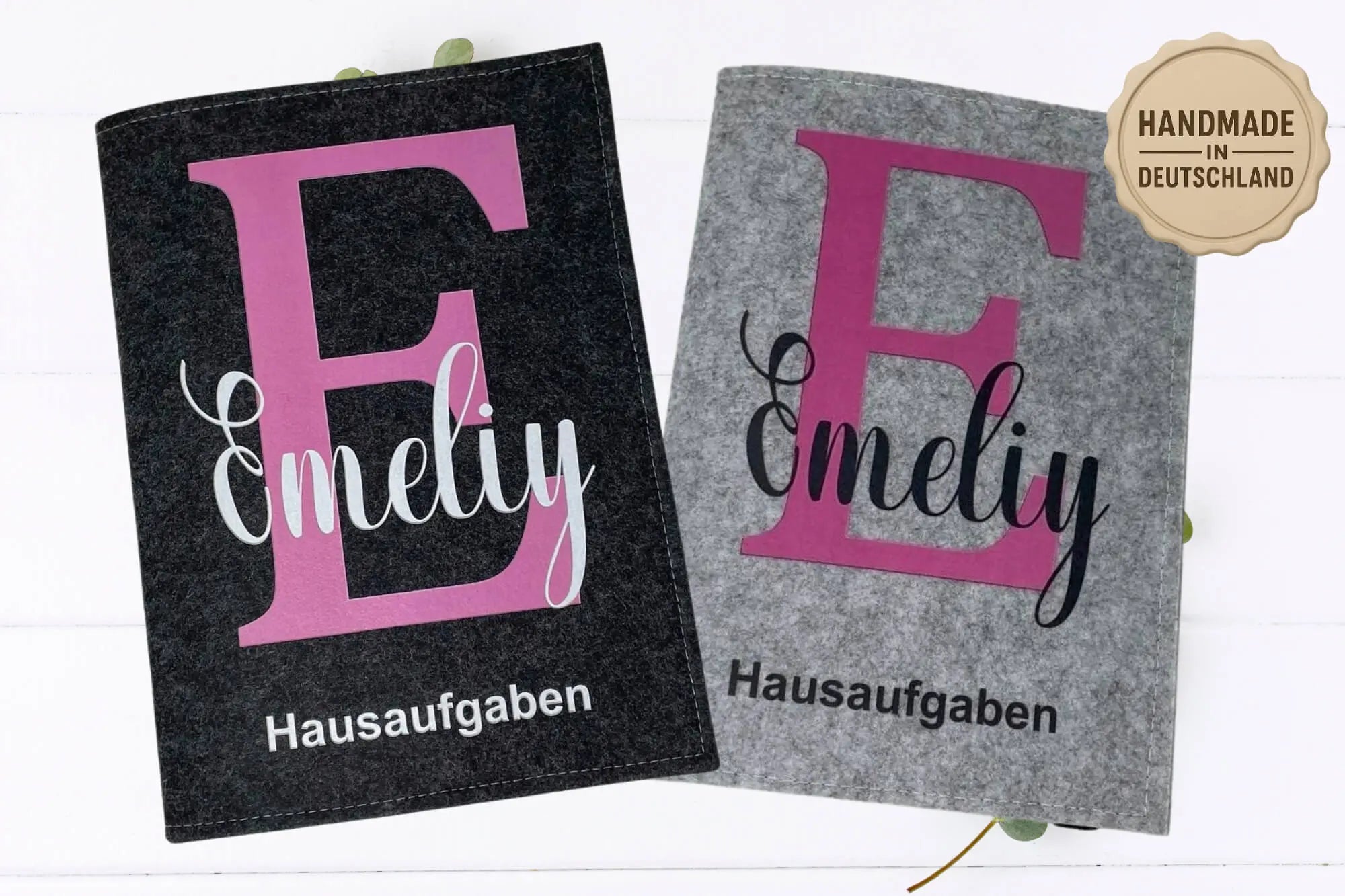 Liebevoll gestaltete Schulheft-Hülle mit Initialen – ideal als Geschenkidee.