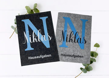 Hausaufgabenheft Hülle personalisiert mit blauem Buchstaben und Wunschname