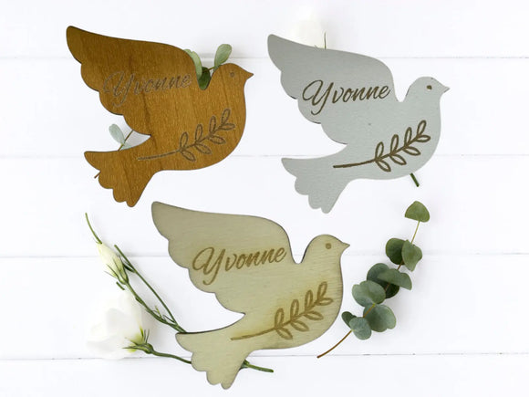 Personalisierte Platzkarte aus Holz in Form einer Taube mit Namensgravur