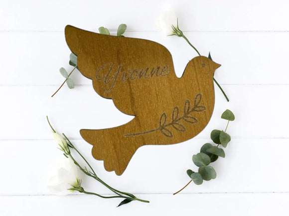 Hochzeitsdeko mit Holztaube und graviertem Namen als Gastgeschenk