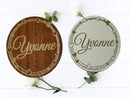 Zwei gravierte Holzscheiben mit Herzkranz und Vornamen – personalisierte Tischdeko zur Hochzeit