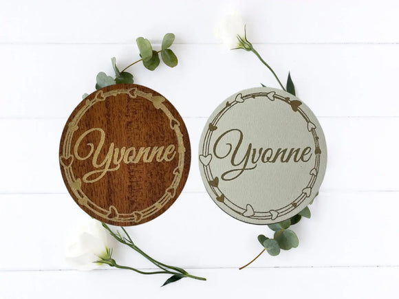 Individuell gravierte Namensschilder aus Holz – magnetisch und perfekt als Gastgeschenk